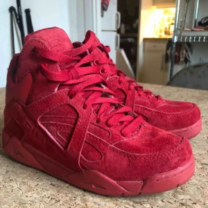  - FILA The Cage sneakers. använda 1-2 ggr, så skitbra skick! ganska svåra att få tag på just denna colorway:en, pga slutsålda! har tyvärr inte kvar skolådan som hör till. Kolla gärna mina andra annonser ✨⚡️Frakt tillkommer!