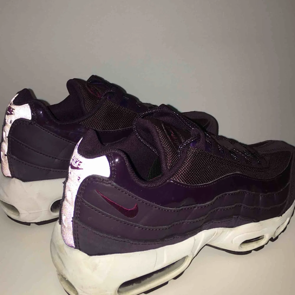 Säljer dessa Nike air max 95 i storlek 39, 25cm. Använda kanske 2 gånger och säljer då de tyvärr är två storlekar för stora :(. Annars skitfina fräscha mörklila sneakers med reflex i bak. Köpte dem för runt 1300kr förra hösten! ☺️ . Skor.