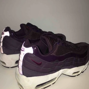  - Säljer dessa Nike air max 95 i storlek 39, 25cm. Använda kanske 2 gånger och säljer då de tyvärr är två storlekar för stora :(. Annars skitfina fräscha mörklila sneakers med reflex i bak. Köpte dem för runt 1300kr förra hösten! ☺️ 