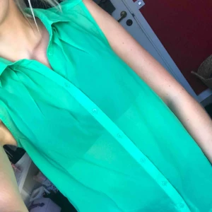  - Supersnygg genomskinlig topp i strl 34😍 Endast provad, säljer då den inte kommer till användning😊 