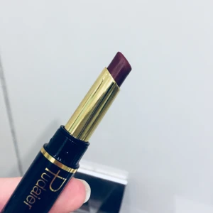  - Lyxigt Matte lipstick från Pudaier! Ena sidan med läppstift+läppena på andra! Be om bild på pennan om ösnkas! Endast Swatchad för bilden nu faktiskt. Har bara legat i sminkväskan i sin nya förpackning, och inte kommit till användning. Frakt: 9kr