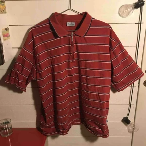  - Randig tröja med krage och dragkedja! Kan mötas upp i Gävle eller skicka då köparen står för kostnaden 😍