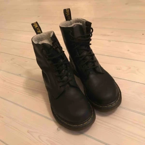  - Svarta fodrade Dr Martens kängor i äkta skinn. Storlek 39. Använda max 5 ggr så är i fint skick. Endast avhämtning 