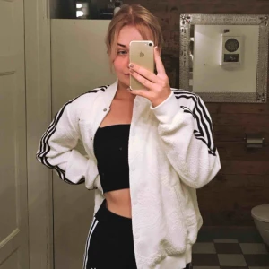 Adidas-jacka - Adidas-jacka/”kofta” i fint skick. Jackan är täckt i fin spets (se bild nr. 3). Något oversized. Kommer tyvärr inte till användning, sparsamt använd. Nypris ca 2500 kr!