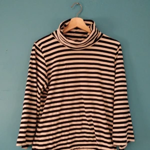  - Marimekko, använd några gånger, som ny. Org.pris ~1200 kr Fraktas eller möta upp i Stockholm. Fina breda armar och härlig vid krage