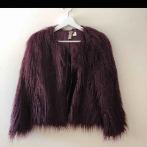  - 65kr frakt, varm mysig pälsjacka, inte äkta päls, fin höstig vinröd färg