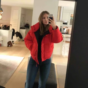  - Säljer en röd puffer jacket! Sjukt ball, använd förra vintern endel men är i fint skick! Priset kan diskuteras vid snabb affär och frakt ingår ej! Kan mötas i Stockholm! 