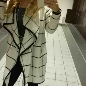  - Super snygg kappa från BikBok köpt förra hösten, kommer ej till användning längre och är i bra skick🌺