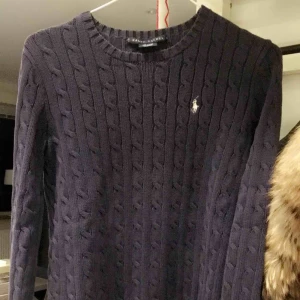  - Säljer nu min marinblåa kabelstickade tröja från Ralph lauren då den aldrig kommer till användning, tyvärr! 400kr plus frakt, skickar gärna spårbart så frakten ligger på 58kr, pris går att diskutera vid snabb affär! 