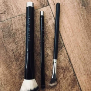  - 2 borstar från makeupstore, den sista vet jag inte vart den är ifrån men de får ni på köpet☺️ köparen står för frakt!