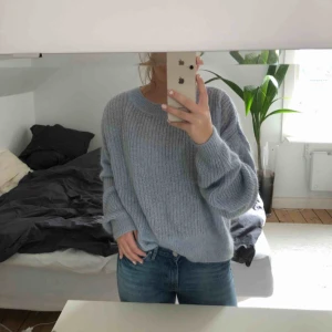  - Super mysig blå stickad tröja från H&M. Frakt tillkommer och betalning sker via swish. 