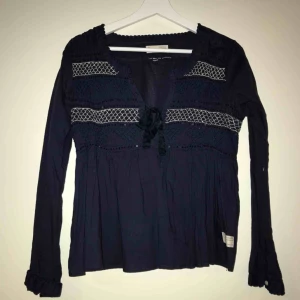  - Supersnygg och populär tröja från Odd Molly med fina detaljer. Använd fåtal gånger men är så gott som ny. Nypris på denna är cirka 1000kr