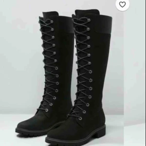  - Timberlands svarta höga i strl 35,5. Endast använda sparsamt en vinter så mycket fint skick. Nypris 2000kr. Kan mötas upp i Stockholm eller skicka mot fraktkostnad. 