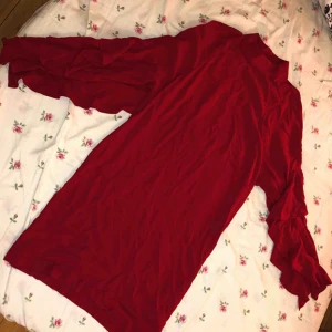  - Röd flörtig klänning från H&M, volanger på armarna.