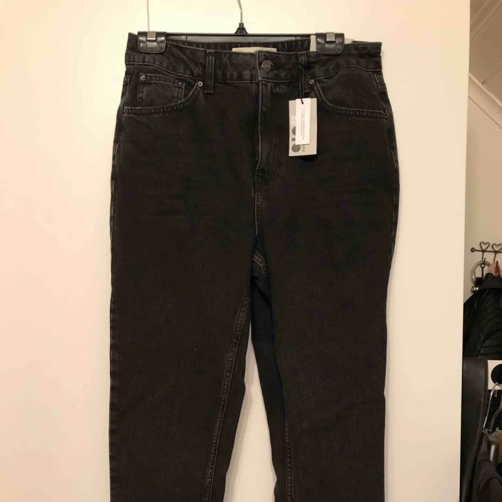 Mom jeans från topshop! Helt nya, aldrig använda, lappar kvar. Säljer då de är för små för mig. Storleken är 30/32 men de är små i storleken så passar s/m. Nypris 449kr. Jeans & Byxor.