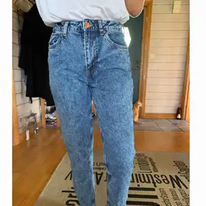 Högmidjade jeans ifrån H&M, bara använda 1 gång, dom är nästan som Mom jeans fast då borde man vanligtvis ha XS-S ✨  Köparen står för frakten! 📮  Katt finns i hemmet 🐈