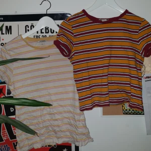  - (OBS!!! Den gul/röda tröjan är såld!!) 2 st t-shirts från monki i mkt bra skick (endast använt dem ett fåtal gånger) den vita är i strl s och den gula i strl xs. 50:- st eller båda för 80:-. Avhämtning i Stockholm annars ligger frakten på 58 kr