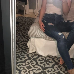  - Snygga jeans som knappt är använda. Står ingen storlek i dom men skulle säga att dom är i XS/s