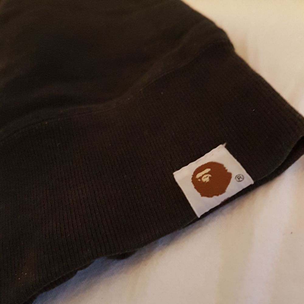 En Bape Hoodie som inte används längre Bra skick, inga fula märken, fläckar eller liknande Pris kan diskuteras. Huvtröjor & Träningströjor.