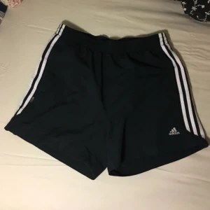  - Sköna adidas shorts, mörkblå med vita ränder!