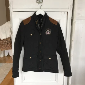  - BJUDER PÅ FRAKT!  Säljer min jacka från Lexington då den tyvärr inte passar mig längre. Perfekt jacka nu i höst. Den är sparsamt använt och i ett gott skick. Dock har en liten söm gått upp (bild 3), men inget som man tänker över. Ny pris 2995:-