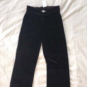  - Stretchiga sammetsbyxor från Nelly. Ganska hög midja och utsvängda vid benen, jättesköna! Storlek S men de är lite för långa för mig som är 160 cm. Aldrig använda med prislappar kvar! Köpare står för frakt:)