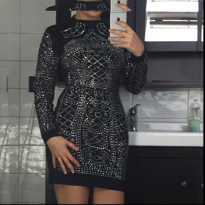  - Festlig Dennis Maglic klänning i perfekt skick. Använd en gång, köpt för 900kr✨