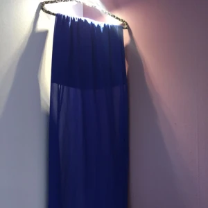  - Fin kjol med slits längs sidorna. Endast använd vid ett tillfälle. Lika perfekt på stranden som till festkvällen. Möts upp i Sthlm eller fraktar. Köparen står för eventuell frakt.:)