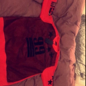  - Helt oanvänd Tröja säljes för 100kr eller bud! 