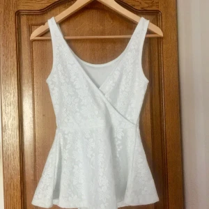  - Vit topp i spets i storlek XS men funkar ärligt bättre som S. Köparen står för frakten. 