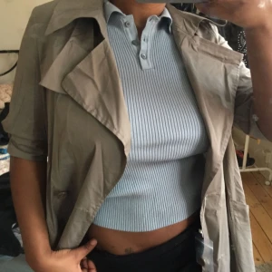  - Samma som den svarta lång beige kappa i tjock tyg kan användas också i våren!