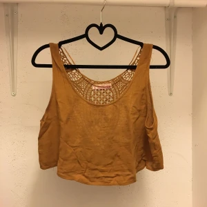  - Jätte fin crop-top från Pull&Bear, köptes för två år sen. Varsamt använd. 