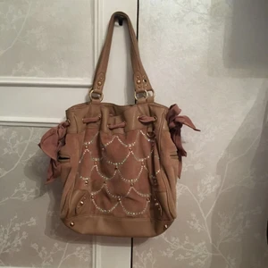 - En fin och söt väska från juicy couture! Säljs pga den inte kommer till användning längre:( butikspris är ungefär 1500 men den säljs nu för 300, priset kan diskuteras