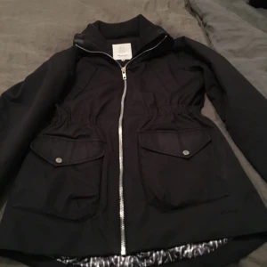  - Elvine vinterjacka med luva som man kan vika ut