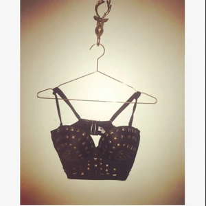  - Bikini överdel med nitar från Gina tricot