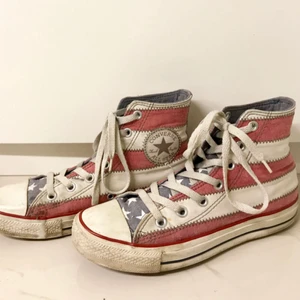  - Storlek: 39-40 (US Men 6/US Women 8) Färg: American flag vintage red/blue/white Modell: Chuck Taylor all star Skick: Använda ett fåtal gånger, gott skick men gummit behöver putsas upp lite.