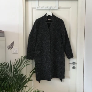  - Höst/vinter kappa från Gina Tricot i härlig ullblandning. Endast använd ett fåtal gånger. Knäppning fram samt tillhörande bälte (avtagbart). Kan mötas upp i Katrineholm eller Norrköping, annars står köparen för frakten!✨
