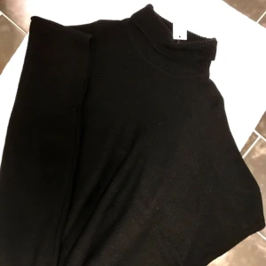  - Svart poncho från VILA One Size Prislappen kvar så aldrig använd. Frakt får du stå för själv. 