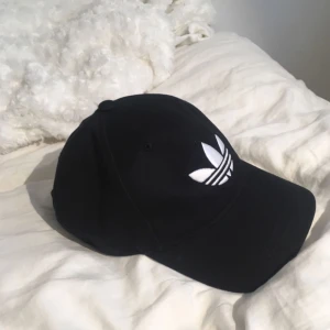  -  ✨ Supersnygg svart keps från Adidas med broderat märke ✨ SWISH/KÖPAREN STÅR FÖR FRAKTEN. 