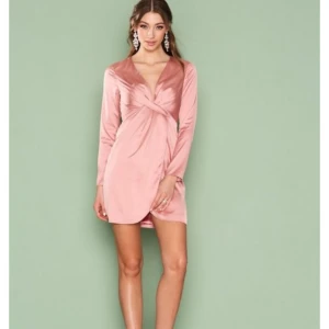  - Helt ny Klänning från Nelly, lappen kvar! Blev tyvärr lite för tajt på mig...