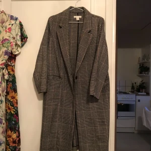 - Rutig kappa från HM, aldrig använd. Nypris 800 kr. Möts upp i Sthlm eller skickar mot fraktkostnad. 