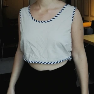  - Inklusive frakt. Supersnyggt kort linne köpt på Beyond retro! Slutar över naveln.