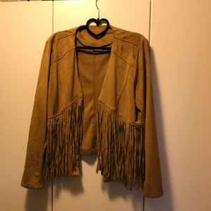  - Ascool jacka i fuskmocka. Riktigt mjukt och skönt material. Har inget knäppe.  Hämtas i Kristianstad eller så betalar köparen frakten.