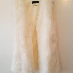  - Säljer denna vita fusk pälsväst i gott skick! Frakt tillkommer på ca 50kr