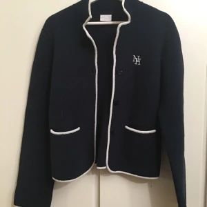  - Newhouse kofta i mörkblå. Använt skick men är välomhändertagen.  Kan mötas vid Karolinska i Huddinge. 