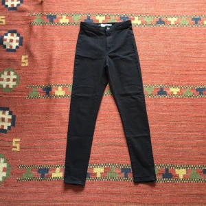  - Stuprörsjeans från Topshop med hög midja. Aldrig använda. Stl 26. Skickas mot frakt