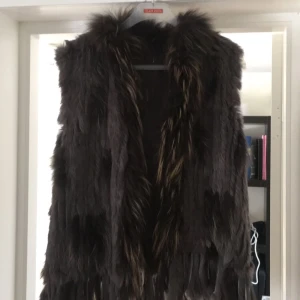  - Äkta pälsväst, den är i väldigt fint skick. Och ligger mellan M och one size. Nypris ligger runt 2000 kronor. Frakt tillkommer om det behövs att skickas, pris går även att diskuteras 