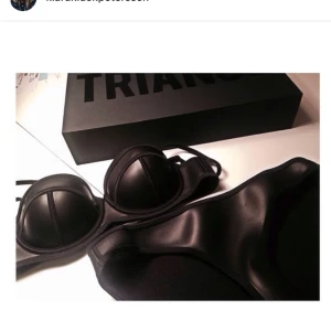  - En äkta triangel bikini, lådan finns kvar och den är som skrivet äkta. Nypris låg runt 1500/2000 kronor och är sparsamt använd. Det är samma storlek på båda delarna, alltså medium 🌸 frakt tillkommer om så behövs! 