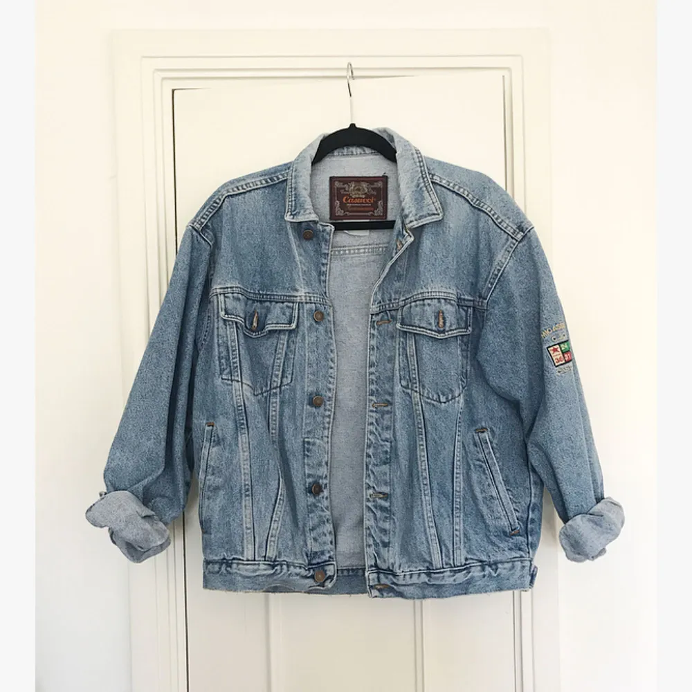 Oversized vintage jeansjacka i perfekt skick, som ny! Beroende på hur oversized man vill att den ska kännas passar den mellan storlek 36-40. Köpt på Brandy Mellville, från deras vintage-sortiment. Nypris ca 550 kronor.. Jackor.