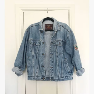  - Oversized vintage jeansjacka i perfekt skick, som ny! Beroende på hur oversized man vill att den ska kännas passar den mellan storlek 36-40. Köpt på Brandy Mellville, från deras vintage-sortiment. Nypris ca 550 kronor.